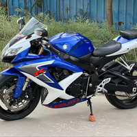 Moto sportive Suzuki GSX-R600 d'occasion avec moteur quatre cylindres en ligne d'origine refroidi par eau. Accélérateur électronique, modes de puissance, excellent état.