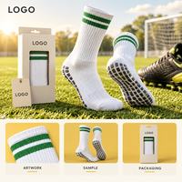 Chaussettes de football renforcées antidérapantes à double grip blanc, rayures vertes sur les poignets, ajustement sûr, profil fin, avec base de crampons, tableau des tailles