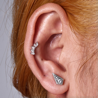 Piercing Labret en Titane ASTM F136 16G à Filetage Interne, avec Cadre Triangle Riveté et Zircon Cubique Rond Gradué, pour Cartilage, Tragus, Hélix, Conch