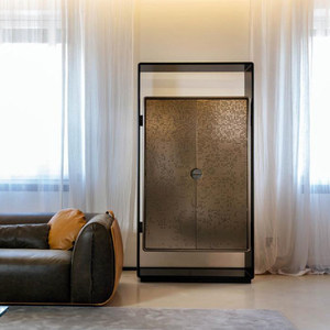Armoire à <span class=keywords><strong>vin</strong></span> de luxe en acier inoxydable avec portes métalliques décoratives, casiers haut de gamme pour salons et projets hôteliers - Product Image 3