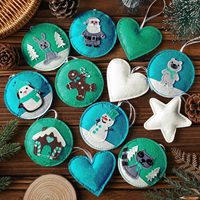 Filz-Weihnachts- und Neujahrsbaum-Ornamente, genähte Glühbirnen-Hängedekorationen mit individueller Farbgestaltung für Zuhause