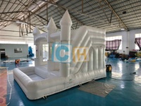 Château gonflable blanc avec ballons flottants, maison à bulles, château gonflable