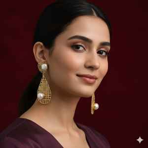 Boucles d'oreilles longues exclusives de style fusion antique pour femmes, bijoux de créateur hautement polis en or, pour les fêtes et les mariages - Product Image 1