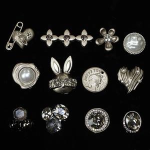 La série "Lapins qui veulent voler" comporte des boucles décoratives sur les décorations de chaussures supérieures en métal Boucles florales - Product Image 2