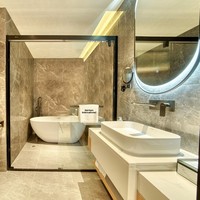 Solutions de salle de bain intégrées : cabines de douche pour espaces restreints, salles de bain préfabriquées.