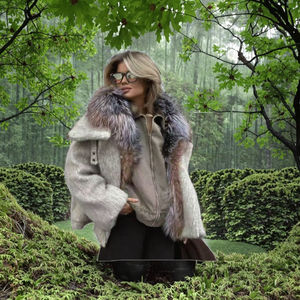 OUDINA Vente en gros de manteaux d'hiver pour femmes, en polyester/duvet de fourrure, courts, élégants, épais, décontractés, respirants, avec fermeture éclair - Product Image 3