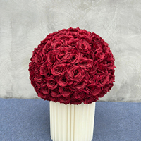 Vente flash Boule de fleurs artificielles en soie rouge foncé romantique de couleur bordeaux pour centre de table de mariage ou proposition de mariage