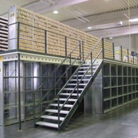 Système d'étagères multi-niveaux pour entrepôt de pièces automobiles avec cloisons en treillis métallique et configuration d'escalier multi-accès