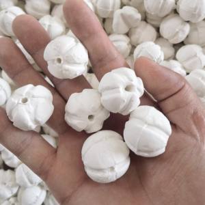 6mm 8mm 10mm 13mm 16mm Al2o3 Cuentas de porcelana porosa Bolas de cerámica de alúmina como medios de soporte - Product Image 1