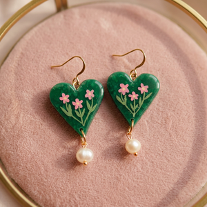 Pendientes colgantes de corazón verde para mujer, bonitos pendientes colgantes con perlas de imitación chapadas en oro y pintura floral rosa - Product Image 3