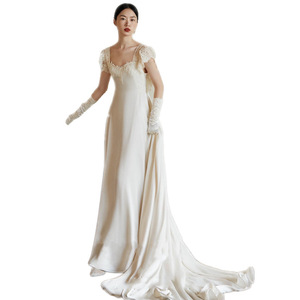 Nouvelle <span class=keywords><strong>robe</strong></span> de mariée française légère, <span class=keywords><strong>robe</strong></span> blanche pour <span class=keywords><strong>femme</strong></span>, col carré, manches courtes, <span class=keywords><strong>satin</strong></span> rétro, longue traîne, voile élégant - Product Image 5