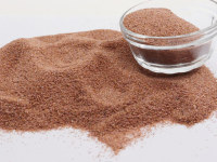 Sable de grenat rose haute pureté LM 30/60 Mesh, abrasif à faible teneur en poussière pour la découpe de précision au jet d'eau du métal, de la pierre et du verre
