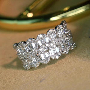 T0847 Anello di Diamanti Classico da Donna per Matrimonio, Taglio Baguette, Diamante Naturale Colore D Certificato GIA, Gioiello con Diamante Bianco - Product Image 2