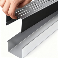Grille de drainage rectangulaire en acier inoxydable brossé, anti-rouille, moderne et modulaire, pour système de caniveau et solution de drainage pour terrasses de piscine et aménagements paysagers