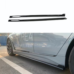 สเกิร์ตข้างรถยนต์ BMW สีดำเงา ลายคาร์บอน ผลิตจากพลาสติก ABS สำหรับรถยนต์รุ่น G26 ซีรีส์ 4 ปี 2021-2024 รุ่น 4 ประตู MP - Product Image 1