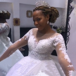 Precio de fábrica 2025 nuevo vestido de novia africano de manga larga de encaje Vintage con cuello en V bordado nupcial - Product Image 1
