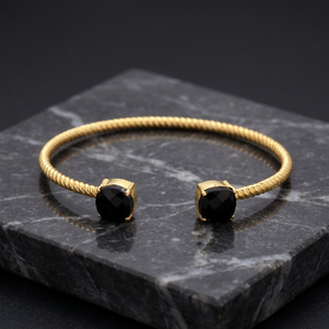 Gem Duo, un par de pulseras de ónix negro chapadas en oro y latón para unisex - Product Image 2
