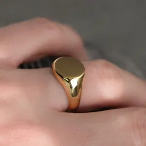 极简主义无光泽不锈钢厚朴雕刻戒指金色圆形印章戒指女性黄金珠宝戒指