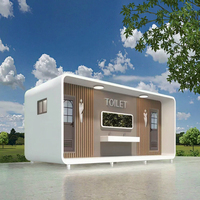 Module de toilettes insonorisé préfabriqué avec panneau sandwich isolé et finition extérieure imitation bois, unité modulaire pour usage urbain extérieur