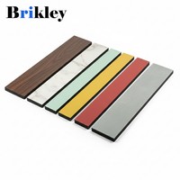 Planche de table en stratifié phénolique anti-traces de doigts Brikley avec texture simili-pierre pour hôtels et hôpitaux