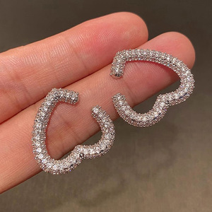 Orecchini pendenti da donna a cuore aperto con pavé completo di zirconi, gioielli alla moda - Product Image 3
