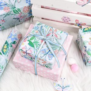Papel de regalo para el Día de la Madre con diseño de mariposas y flores en rosa y azul, impreso por ambos lados con puntos rosas, personalizable. - Product Image 1