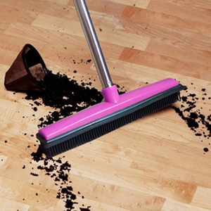 Balai en caoutchouc à poils souples avec raclette et manche télescopique pour nettoyer les poils d'animaux et les tapis - Product Image 1