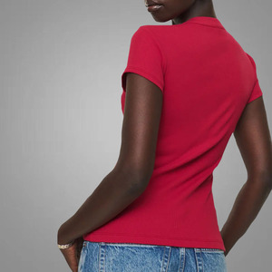 Top de punto de algodón orgánico con ajuste personalizado y botones delgados para mujer, blusa lisa de manga corta con cuello redondo, camiseta roja rosa de alta calidad - Product Image 4