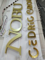 Lettres rétroéclairées personnalisées en or champagne brossé et miroir, enseigne lumineuse à double finition pour l'image de marque hôtelière