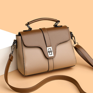 Nuova Borsa a Tracolla Primaverile/Estiva 2025 per Donna Emana un senso di trasporto elegante e raffinato. Io - Product Image 2