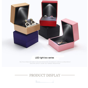 Boîte à bague carrée de luxe personnalisée avec éclairage LED, design de logo en plastique, emballage de bijoux pour bague de mariage en diamant - Product Image 2