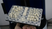 L'imprimante 3D LCD est utilisée dans les laboratoires dentaires pour imprimer des moules dentaires biocompatibles, des couronnes et des modèles en résine de couronne