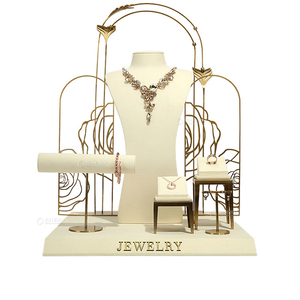 ขาตั้งโชว์เครื่องประดับโลหะดีไซน์หรูหรา พร้อมผ้าไมโครไฟเบอร์แบบกำหนดเอง สำหรับต่างหู สร้อยคอ สีเบจ - Product Image 5