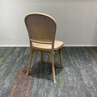 Wetterfeste Rattan-Rückenlehne PP-Kunststoff-Stühle Elegante Natürliche Holzoptik Sitzgelegenheiten für Landhaus-Hochzeit Esszimmer