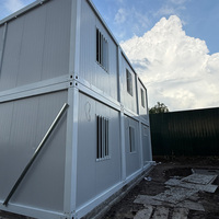 Maison conteneur démontable à deux niveaux, cabane blanche avec pieds de nivellement, montage rapide et portable pour chantier de construction et campement