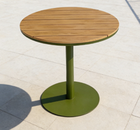 Table ronde d'extérieur sur piédestal vert olive avec plateau en bois à lattes chaudes, moderne pour patio et balcon