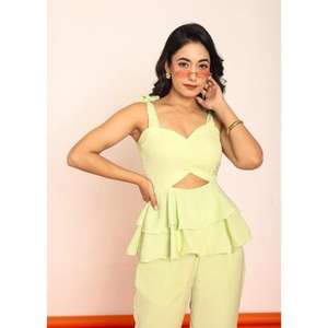 Ensemble coordonné pour femme : Haut peplum à découpes à la taille et pantalon – Tenue deux pièces élégante, coupe flatteuse, design tendance et confortable - Product Image 2