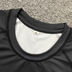 Rashguards MMA à manches courtes personnalisés avec logo sublimé, respirants et à séchage rapide, pour entraînement de combat, gym et boxe. - Product Image 4