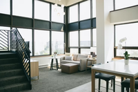 Meubles d'hôtel de qualité supérieure Staybridge Suites by IHG : Chaises et tables pour projets hôteliers