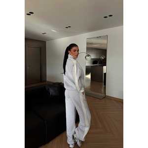 Survêtement gris à capuche confortable, coupe-vent et respirant, avec impression personnalisée, style streetwear pour le jogging hivernal, sublimation, effet délavé - Product Image 1