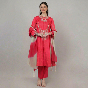 Robe de soirée 3 pièces tendance ethnique pour femme, couleur rose, avec perles, broderies Dana, sequins et travail de perles. - Product Image 1
