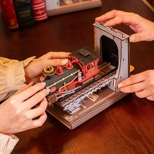 Robotime <span class=keywords><strong>Rolife</strong></span> TGE01 Century Train Kit d'insertion de serre-livres d'étagère de bricolage Serre-livres 3D Puzzles en bois Miniature House Book Nooks - Product Image 3