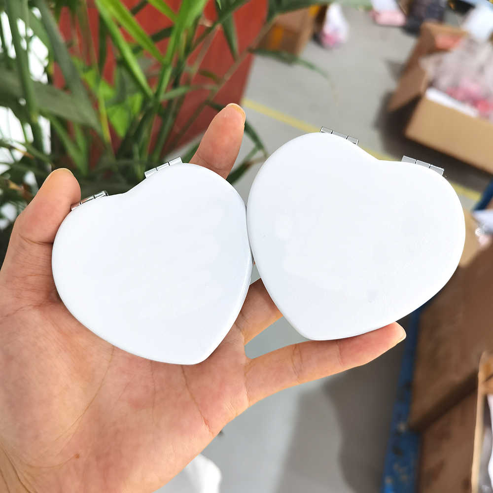 espejo de corazón blanco