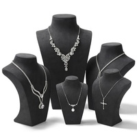 DIGU Présentoir de colliers incurvé noir à faible MOQ, buste de mannequin en microfibre pour bijoux, ensemble d'étagères de présentation de colliers pour vitrine