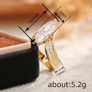 Anello da donna con design a V geometrico a forma di marquise - Product Image 5