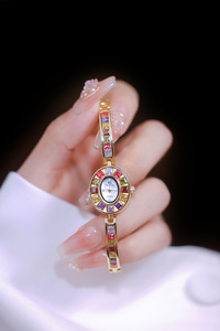 Nuovo Orologio da Donna di Lusso alla Moda Retrò al Quarzo, Cinturino in Acciaio Inossidabile 316L, Lancette Sfumate Arcobaleno - Product Image 5