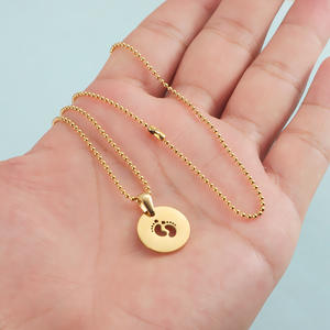Collar con colgante <span class=keywords><strong>de</strong></span> pie <span class=keywords><strong>de</strong></span> bebé <span class=keywords><strong>de</strong></span> acero inoxidable superventas transfronterizo, regalo del Día <span class=keywords><strong>de</strong></span> la madre para mamá recién nacida, <span class=keywords><strong>cadena</strong></span> <span class=keywords><strong>de</strong></span> cuentas <span class=keywords><strong>de</strong></span> Palma <span class=keywords><strong>de</strong></span> pie hueco - Product Image 3