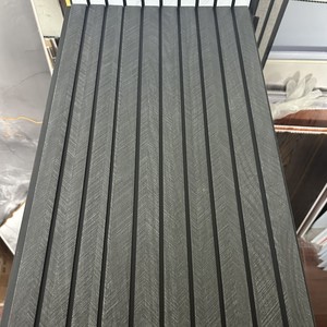 Faux plafond en <span class=keywords><strong>PVC</strong></span> stratifié d'usine avec un bon rapport qualité-prix, design imitation bois, panneau mural rainuré - Product Image 5