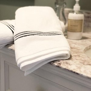 Toalla de baño de lujo personalizada con logotipo de hotel, Sábana de baño blanca lisa, 100% algodón con bordado, 3 líneas - Product Image 5
