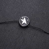 Étiquettes de vêtements à double insertion au design professionnel, en plastique écologique, avec logo personnalisé, vente en gros directe d'usine pour les vêtements